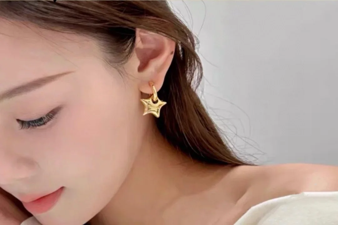 미우미우 3D 오각별 라인석 귀걸이 상세 이미지 2