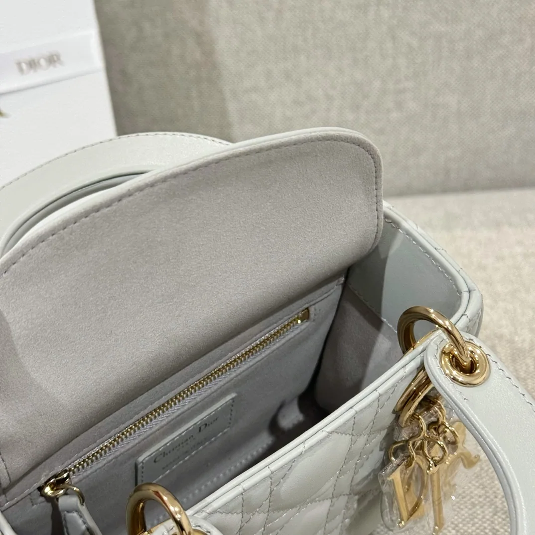 디올 레이디 클라우드 그레이 램스킨 가방 상세 이미지 7