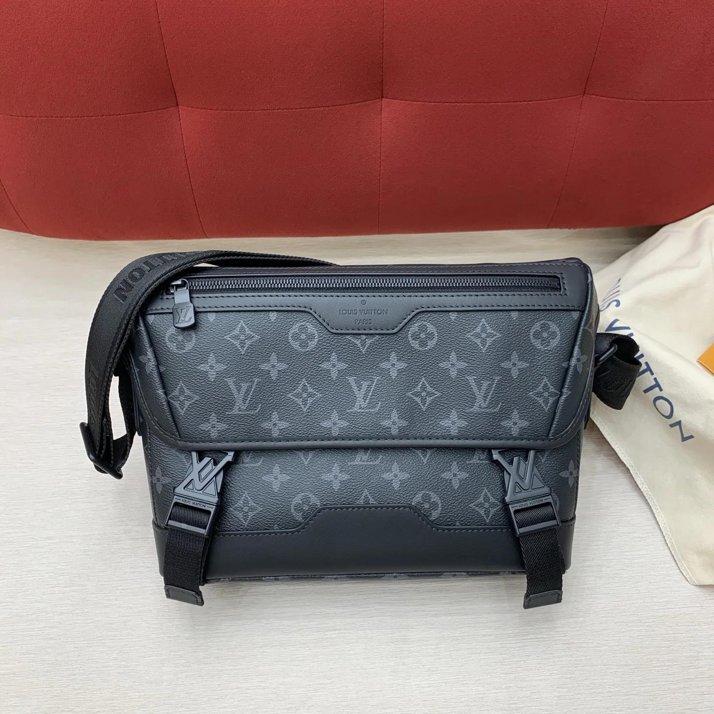 루이비통 로니 블랙 플라워 포스트맨 가방 M12517 상세 이미지 1
