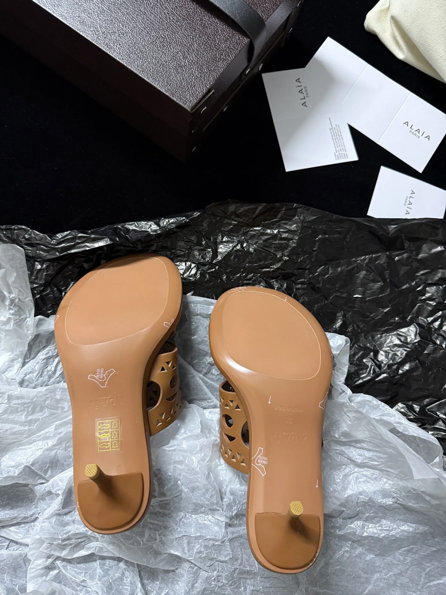 알라이아 기하학적 중공 디자인 스틸레토 하이힐 뮬 상세 이미지 9