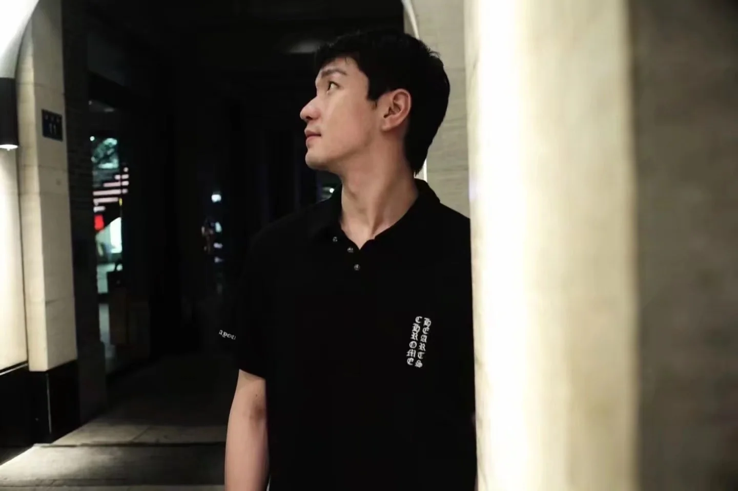 크롬하츠 산스크리트 자수 스털링 실버 버튼 남성 반팔 티셔츠 상세 이미지 4