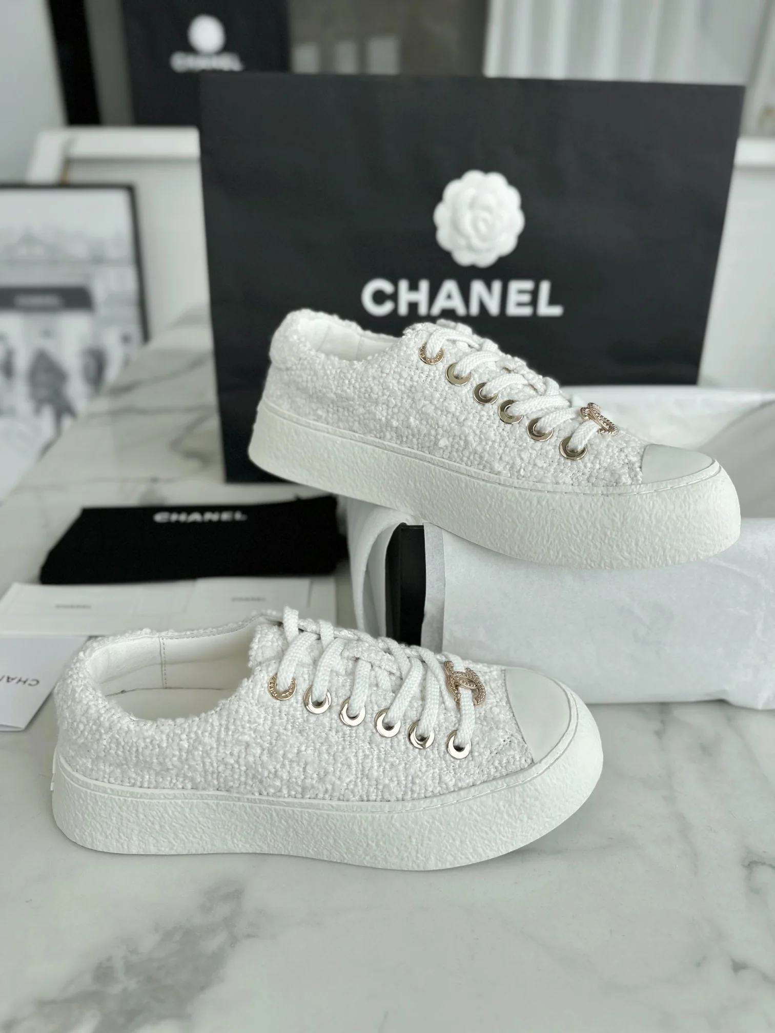 샤넬 클레이 빅토 화이트 라인드 로우탑 스니커즈 상세 이미지 8