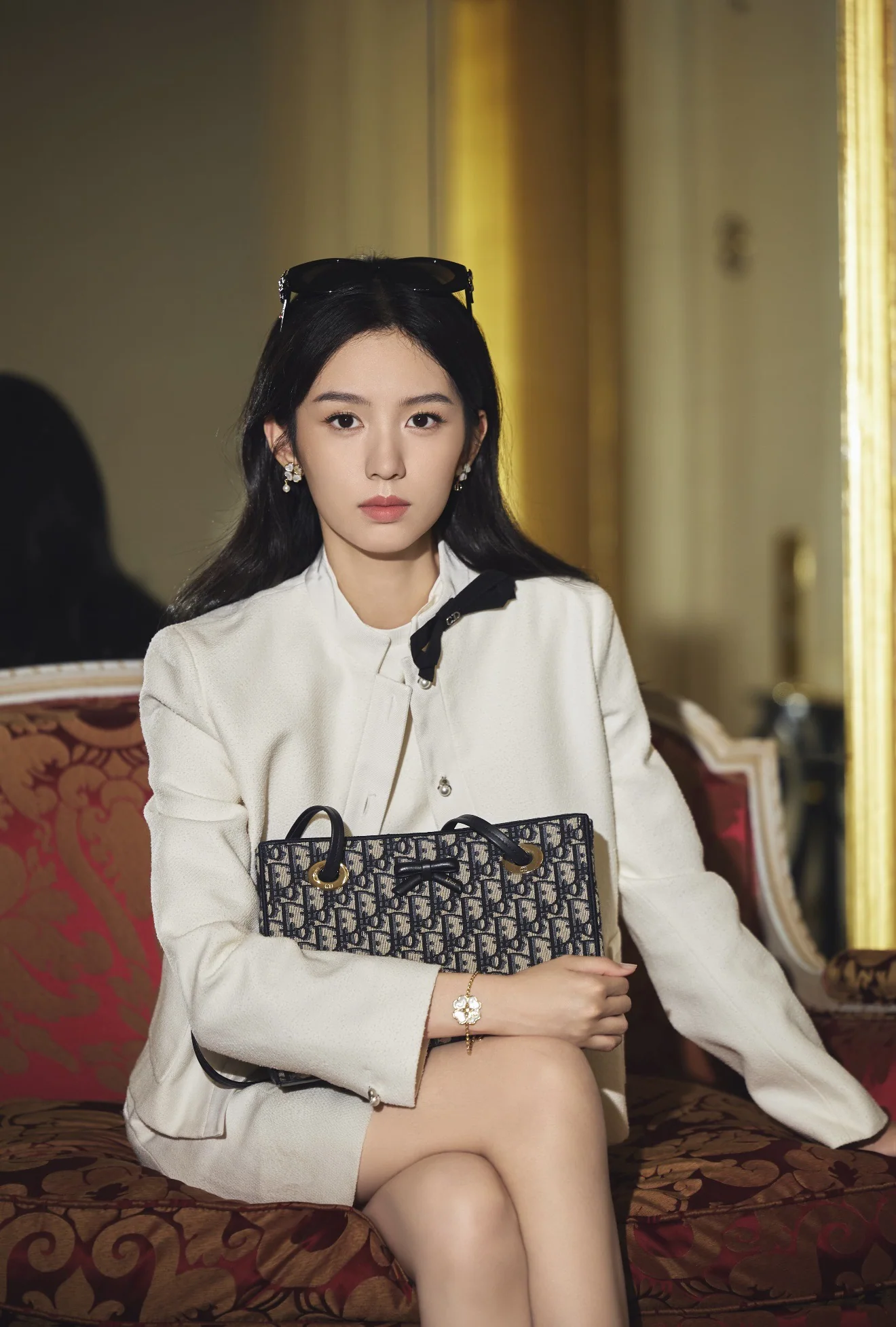 디올 화이트클로버 비대칭 진주 귀걸이 상세 이미지 9