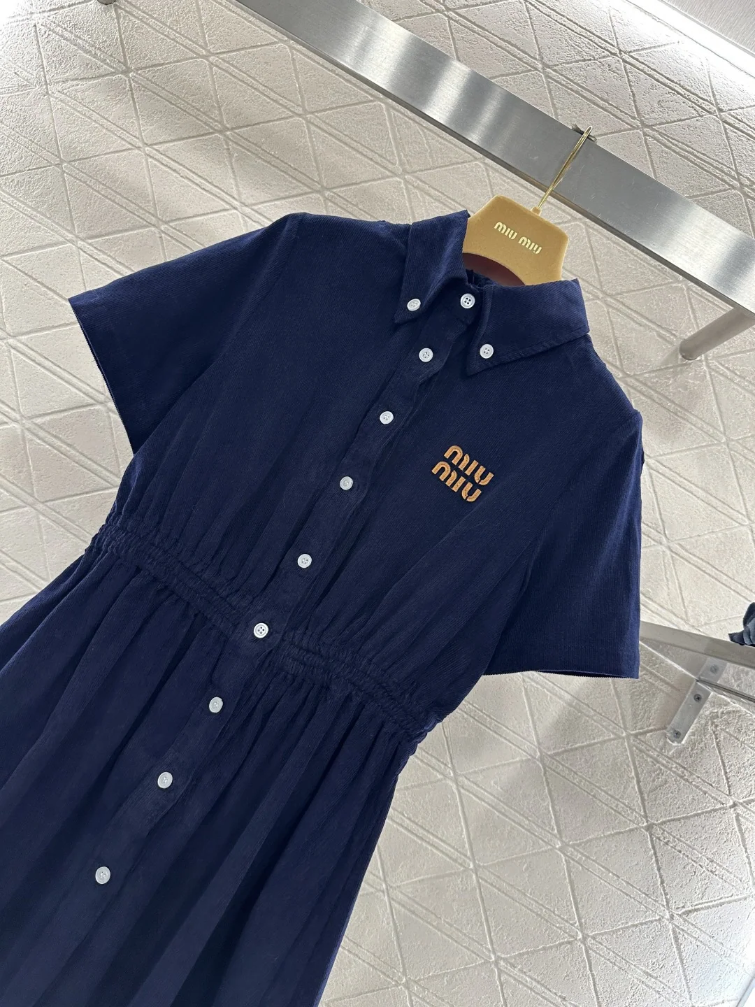 미우미우 카라 오픈 프론트 반소매 네이비 원피스 상세 이미지 4