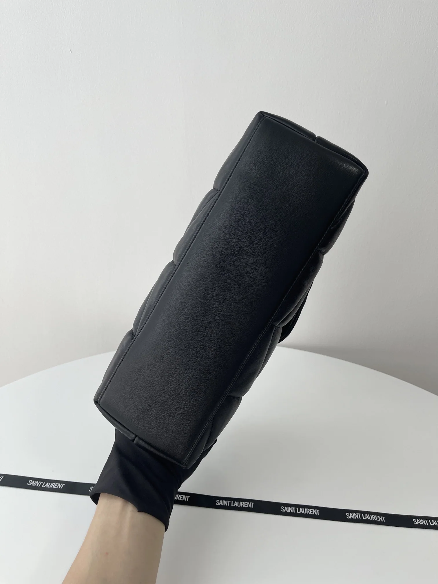 생로랑 루루 퍼퍼 퀼팅 램스킨 숄더백 상세 이미지 3