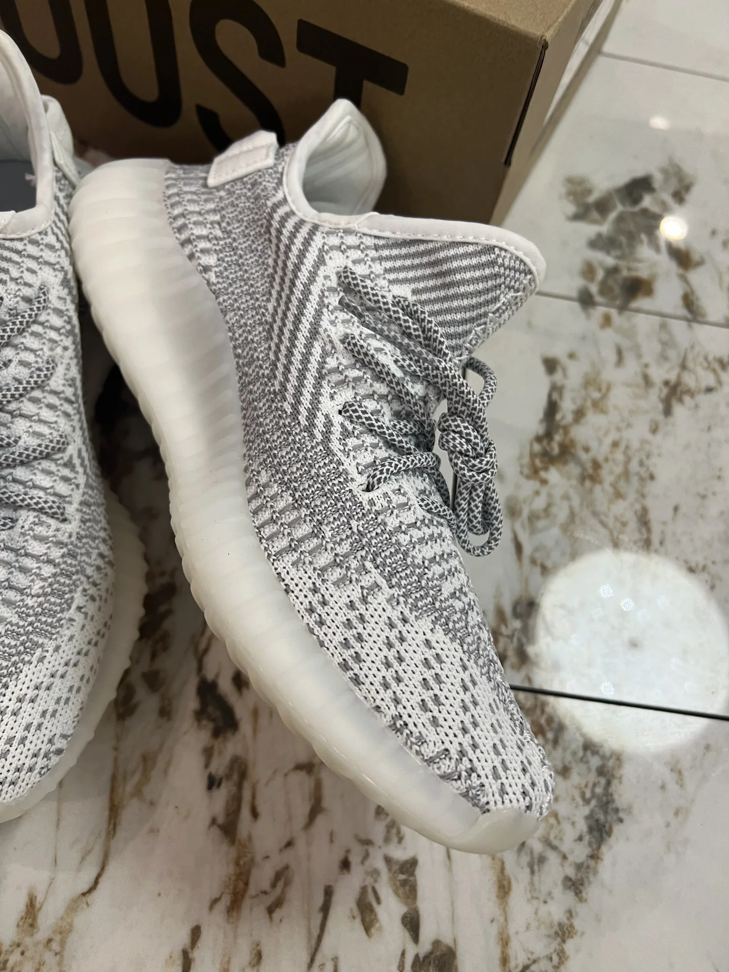 아디다스 YEEZY350 스니커즈 상세 이미지 4