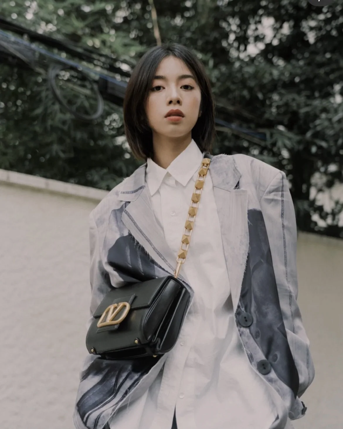 발렌티노 V로고 체인 가죽 숄더백 상세 이미지 2