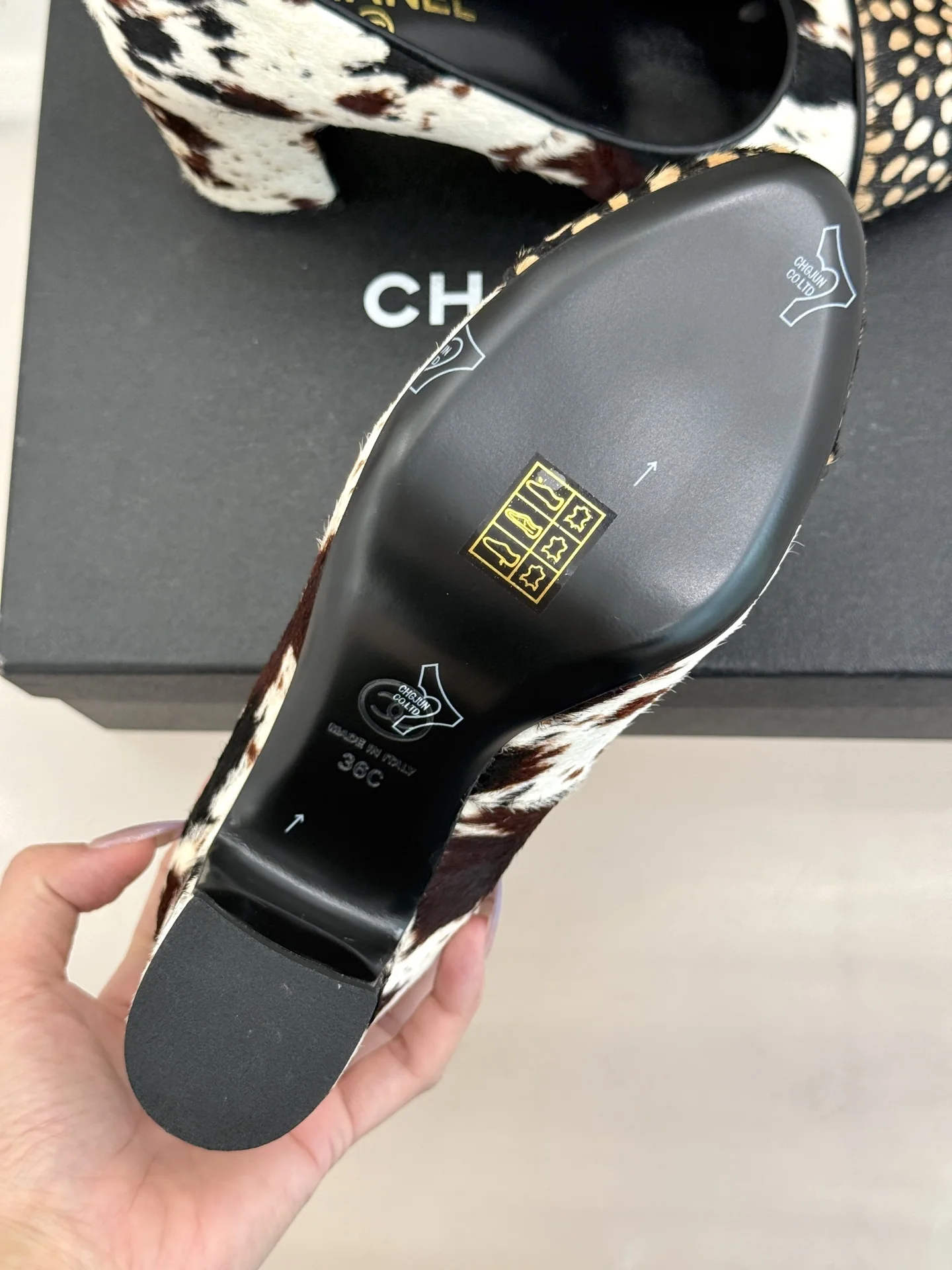샤넬 더블 C 메탈 버클 포니 헤어 샌들 상세 이미지 9