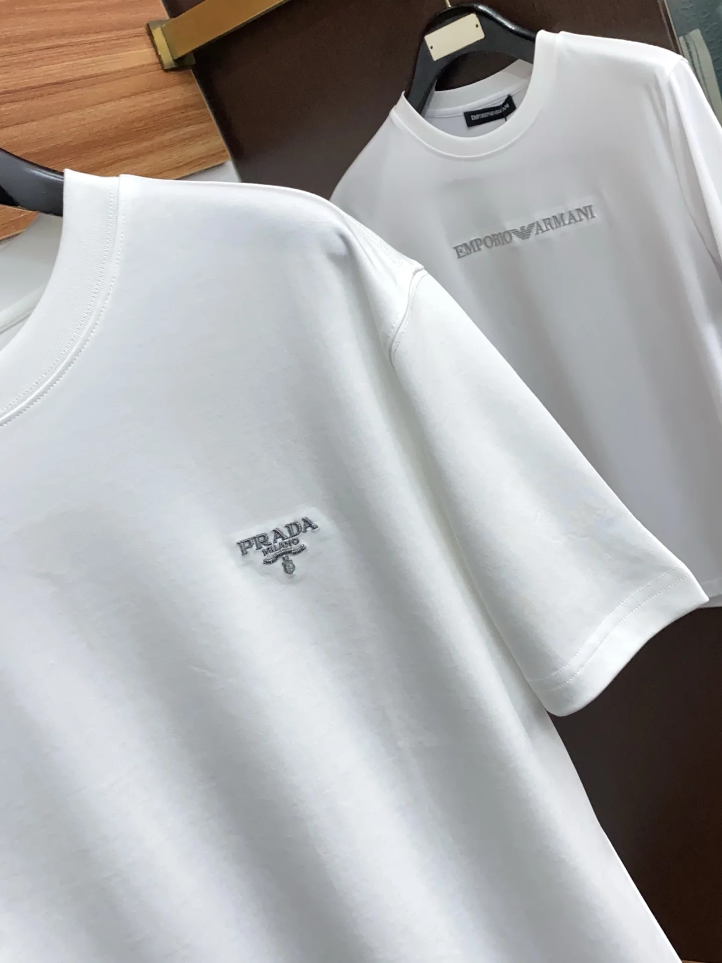 프라다 코튼 남성 반팔 티셔츠 2026 AW 1590 상세 이미지 4