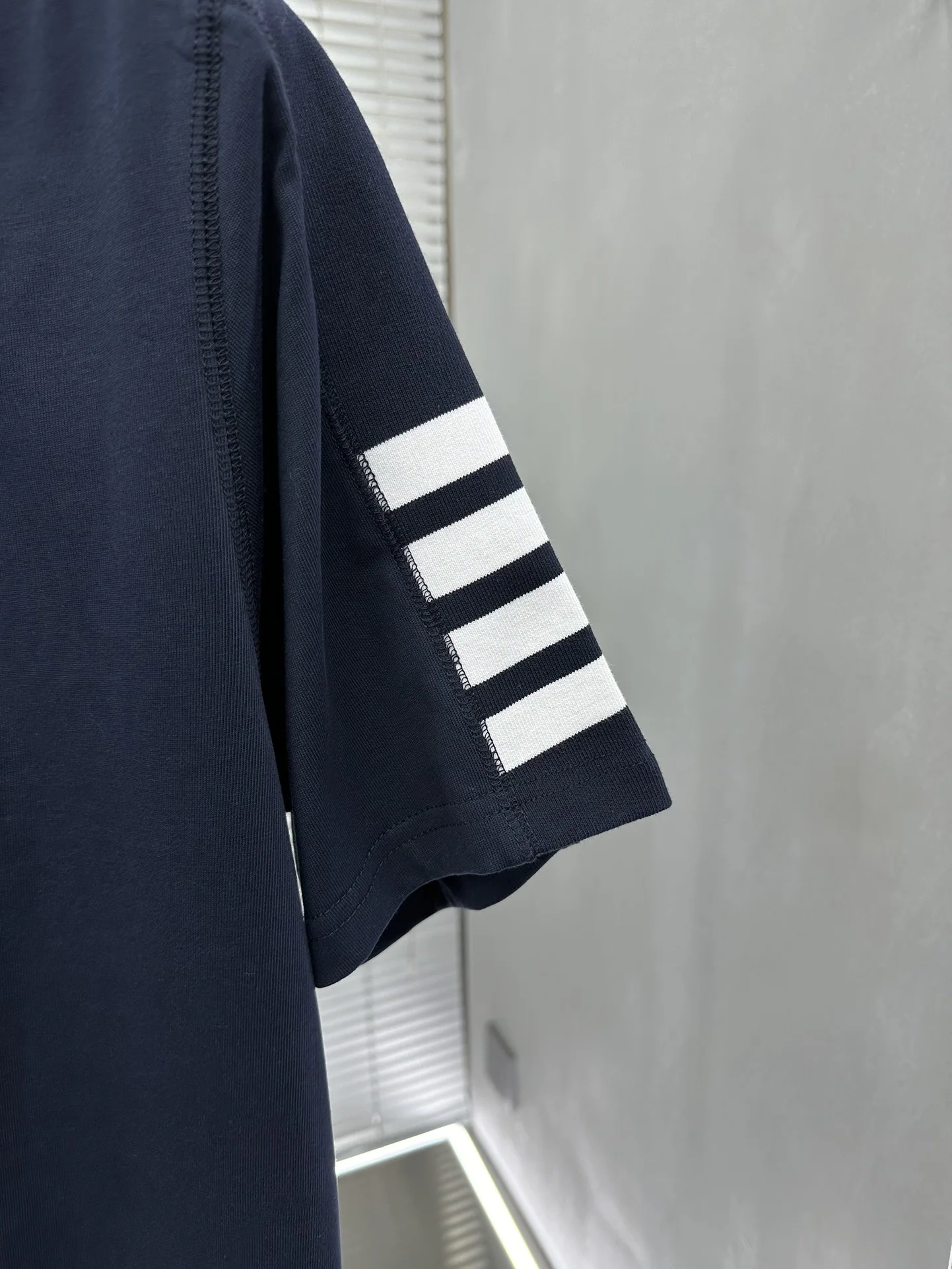 톰브라운 사이드 숄더 4 바 스트라이프 남성 반팔 폴로셔츠 상세 이미지 4