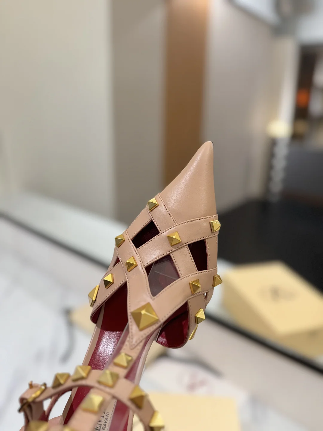 발렌티노 스타디 뾰족버클 스틸레토 힐 9 cm 신발 상세 이미지 6