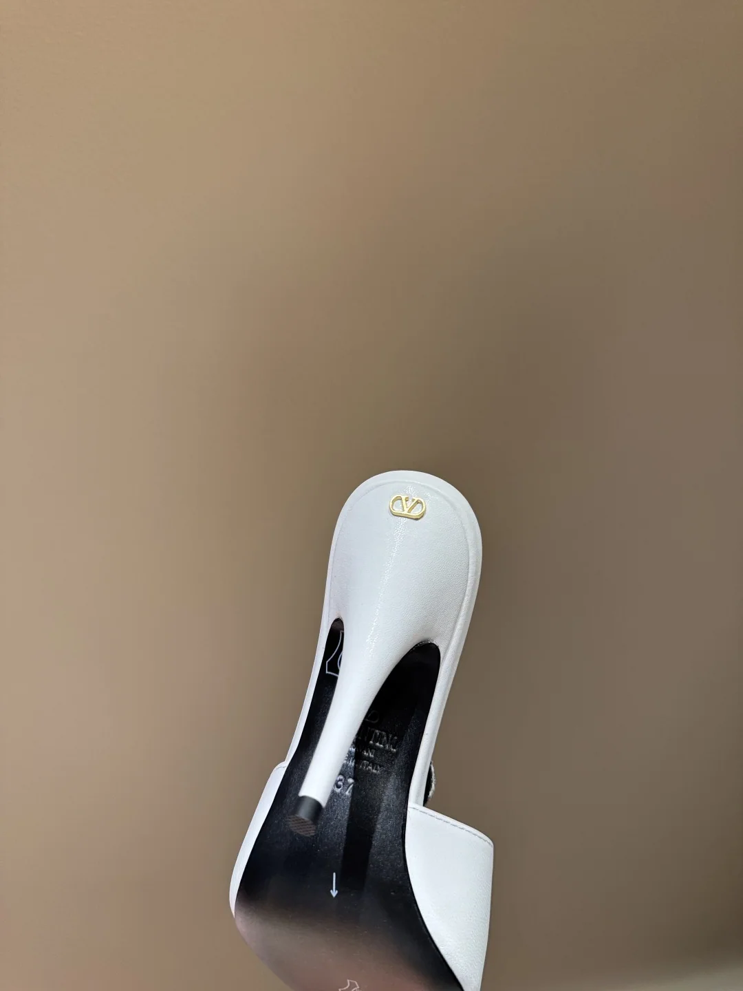 발렌티노 뱀피 라인스톤 장식 오픈백 힐 상세 이미지 6