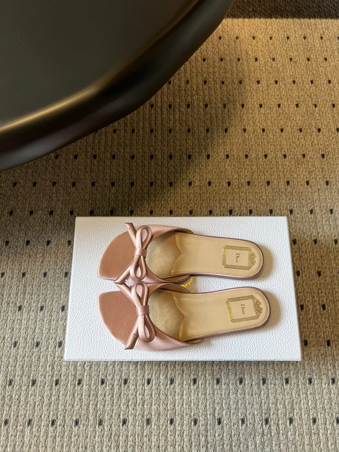 디올 리본 장식 플랫 샌들 상세 이미지 5