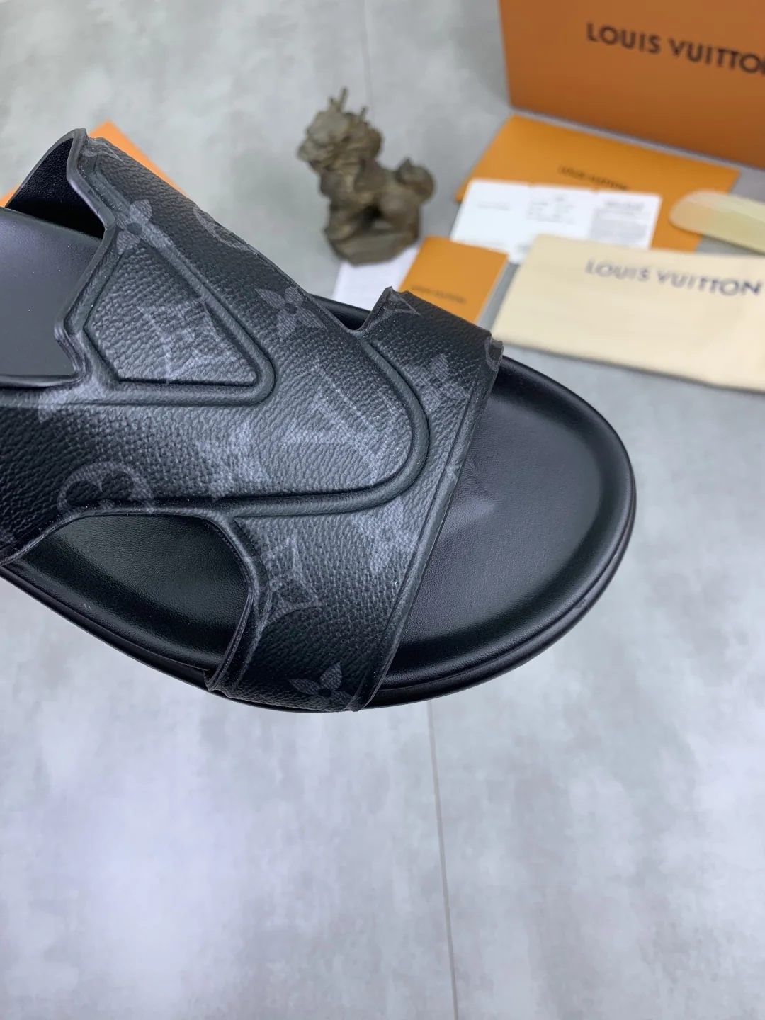 루이비통 클래식 가죽 샌들 상세 이미지 5