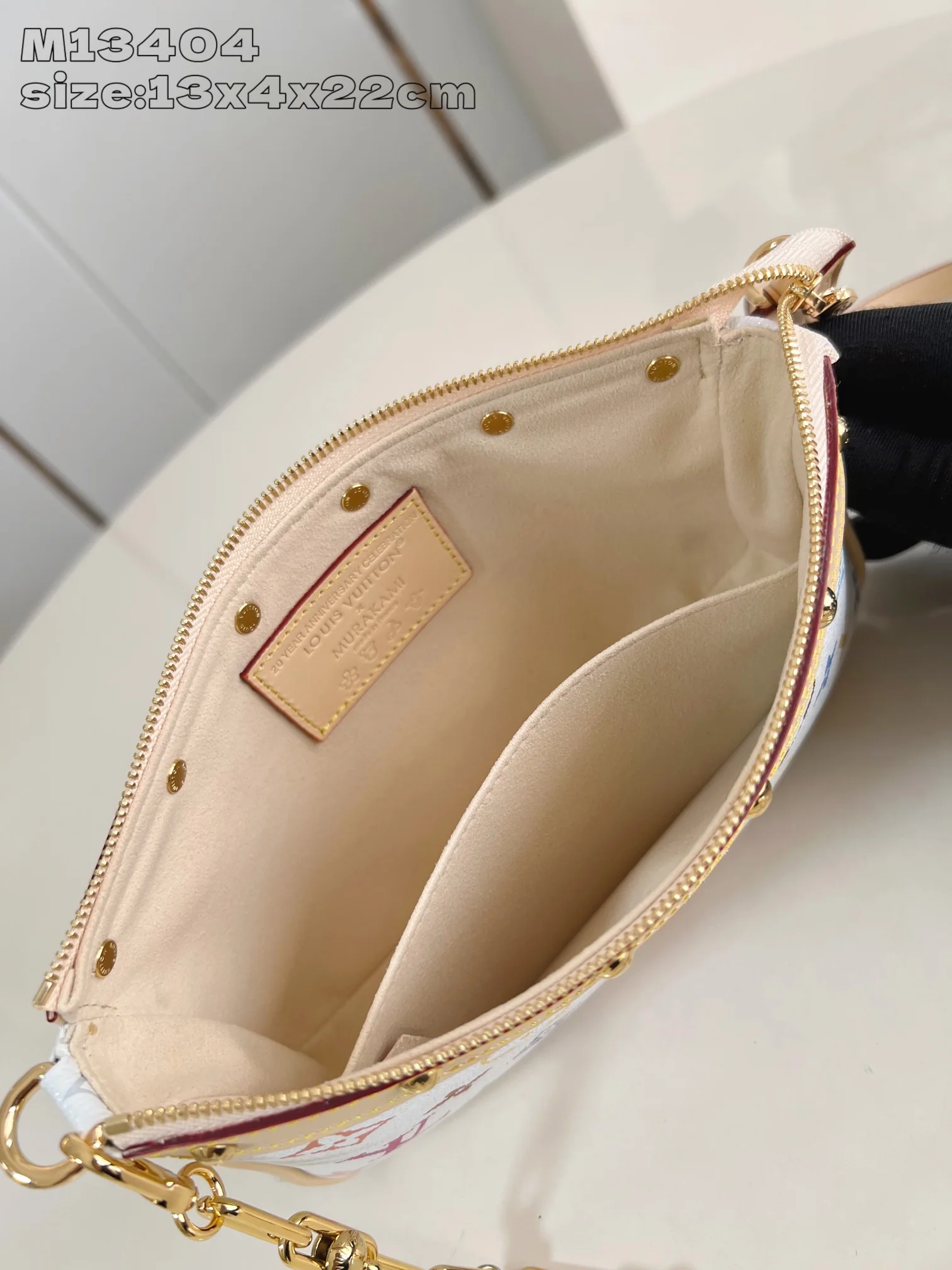 루이비통 M13404 화이트 포쉐트 핸드백 상세 이미지 8