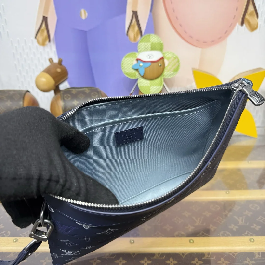 루이비통 모노그램 섀도우 포쉐트 투고 클러치 가방 M28913 상세 이미지 8