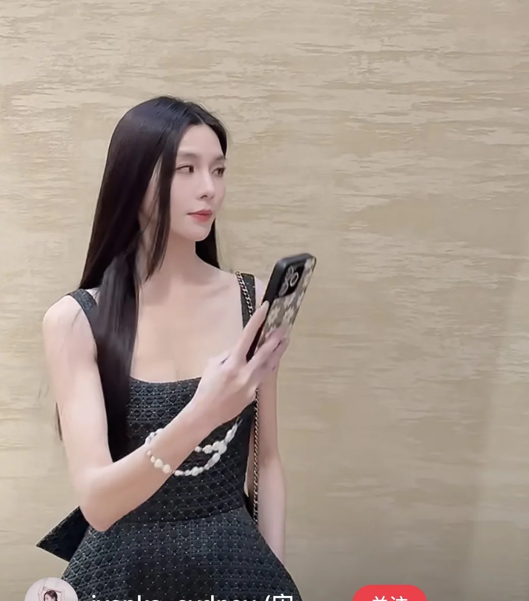 디올 블랙 골드 나비 매듭 홀터넥 원피스 상세 이미지 2