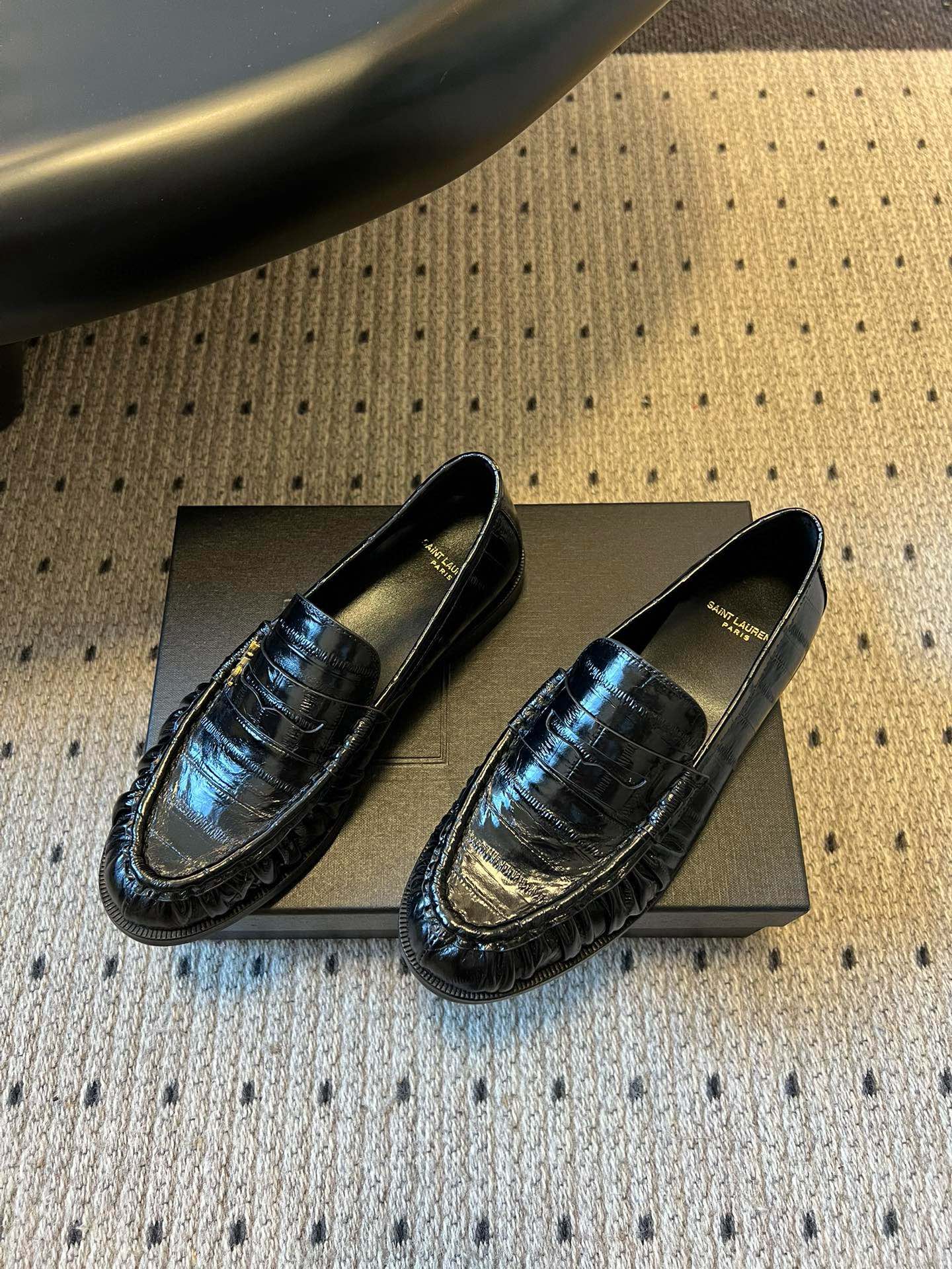 생로랑 메탈릭 YSL 로고 에나멜 로퍼 9380 상세 이미지 2