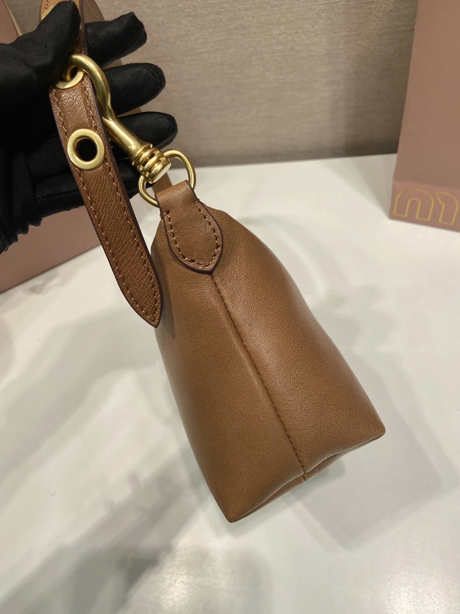 미우미우 나파 가죽 숄더백 5NE841 상세 이미지 5