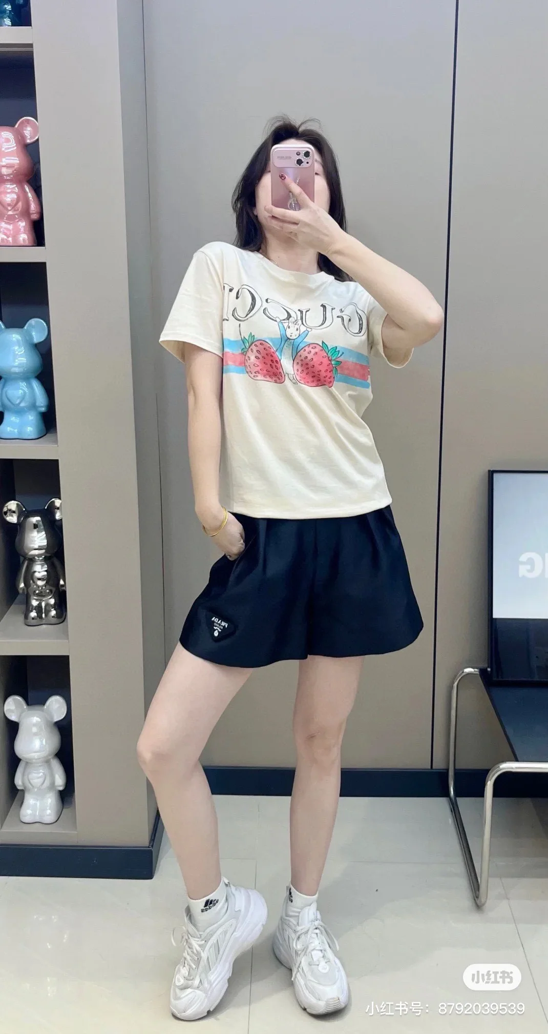구찌 스트로베리 래빗 프린트 크루넥 반팔 티셔츠 상세 이미지 6