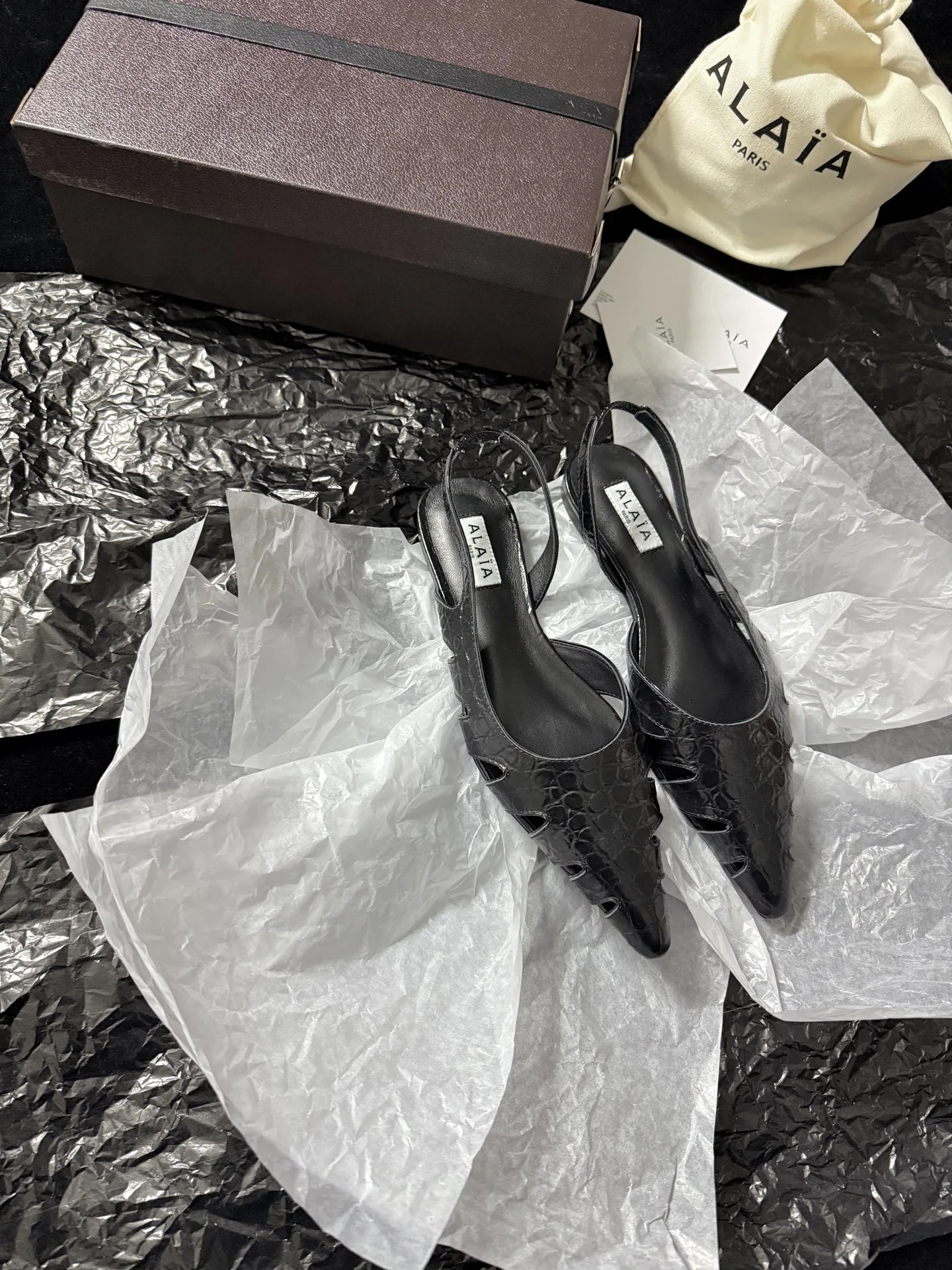 알라이아 스네이크스킨 포인티드 토 오픈백 샌들 상세 이미지 1