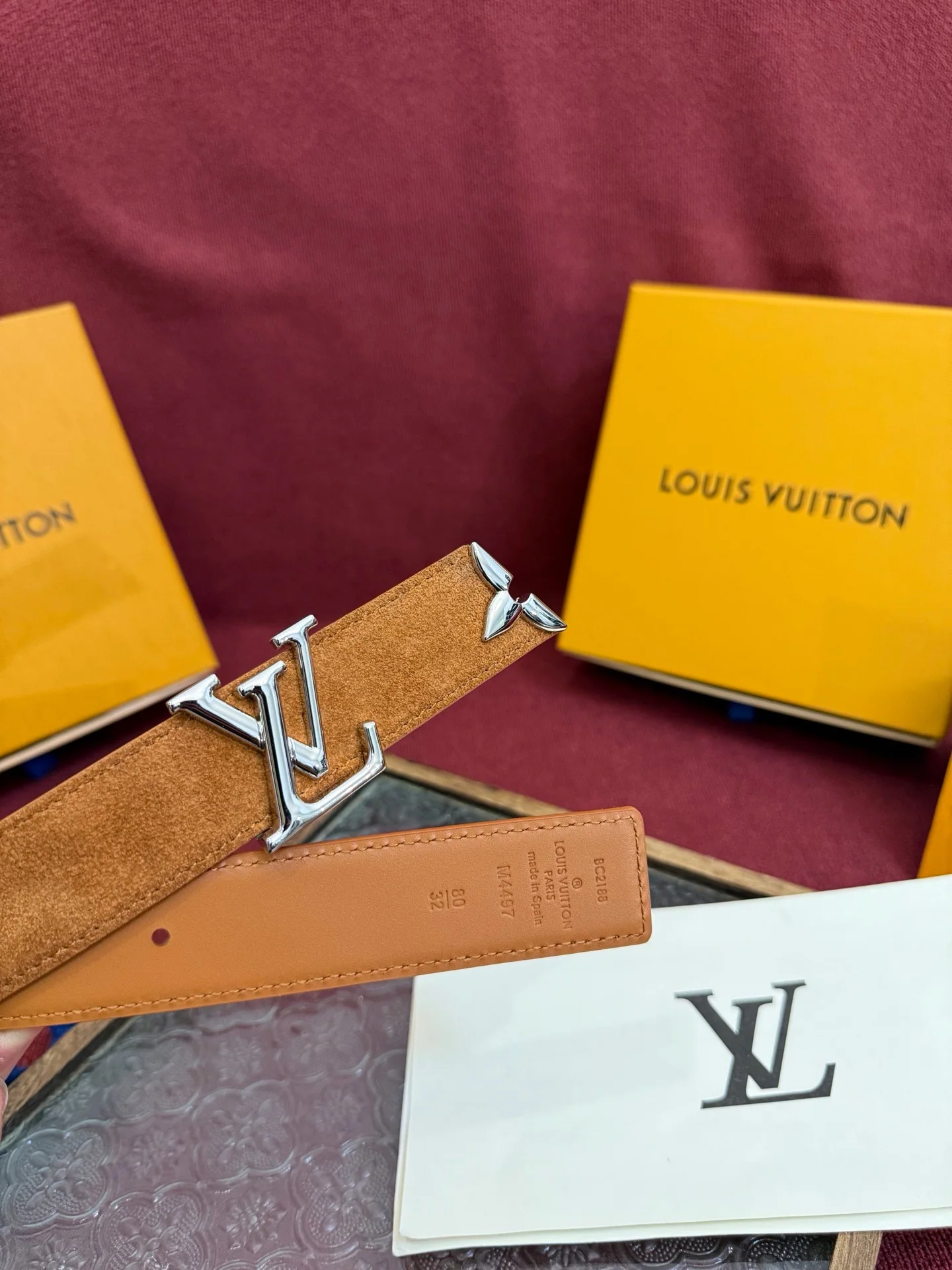 루이비통 LV 이니셜 골드 메탈 버클 스웨이드 벨트 상세 이미지 8