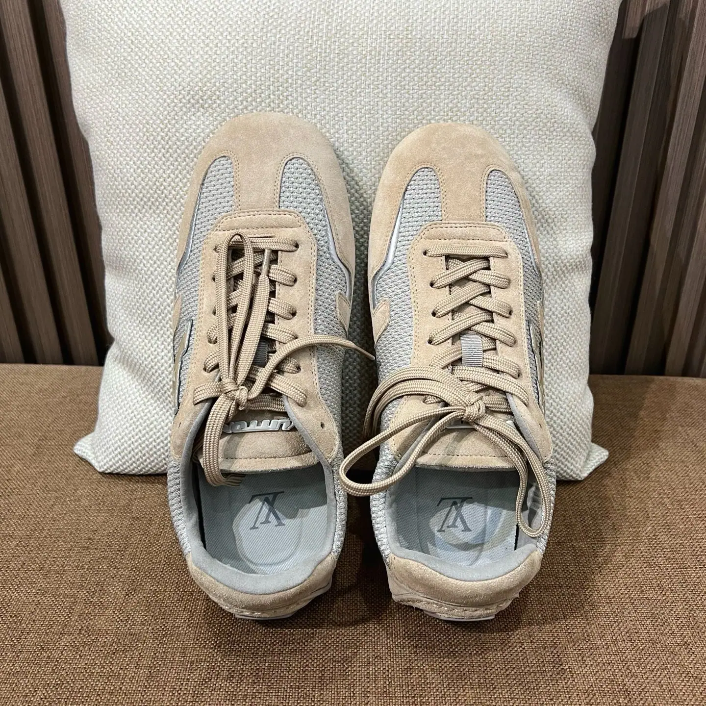 루이비통 스니커즈 스웨이드 가죽 LV 로고 187709