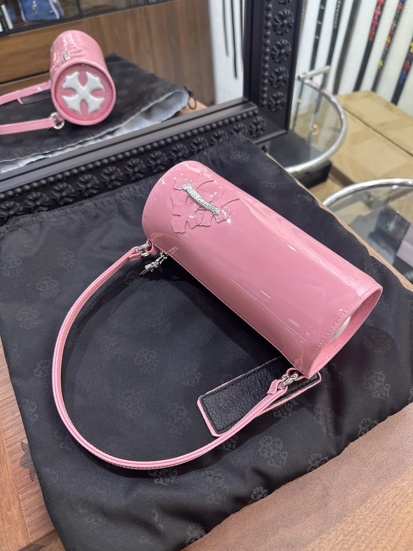 크롬하츠 핑크 페이턴트 미니 버킷백 상세 이미지 2