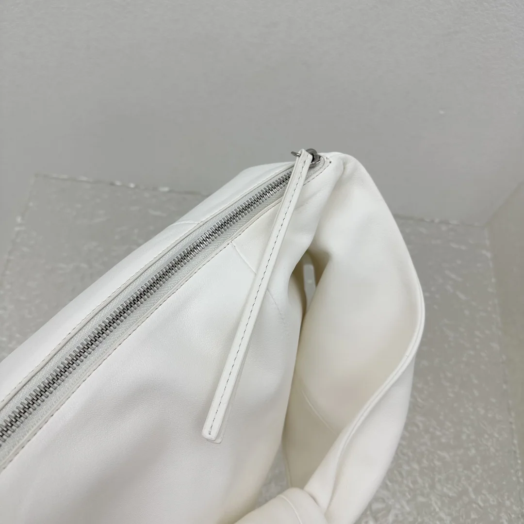 르메르 화이트 양가죽 반다나 크로스바디백 상세 이미지 6
