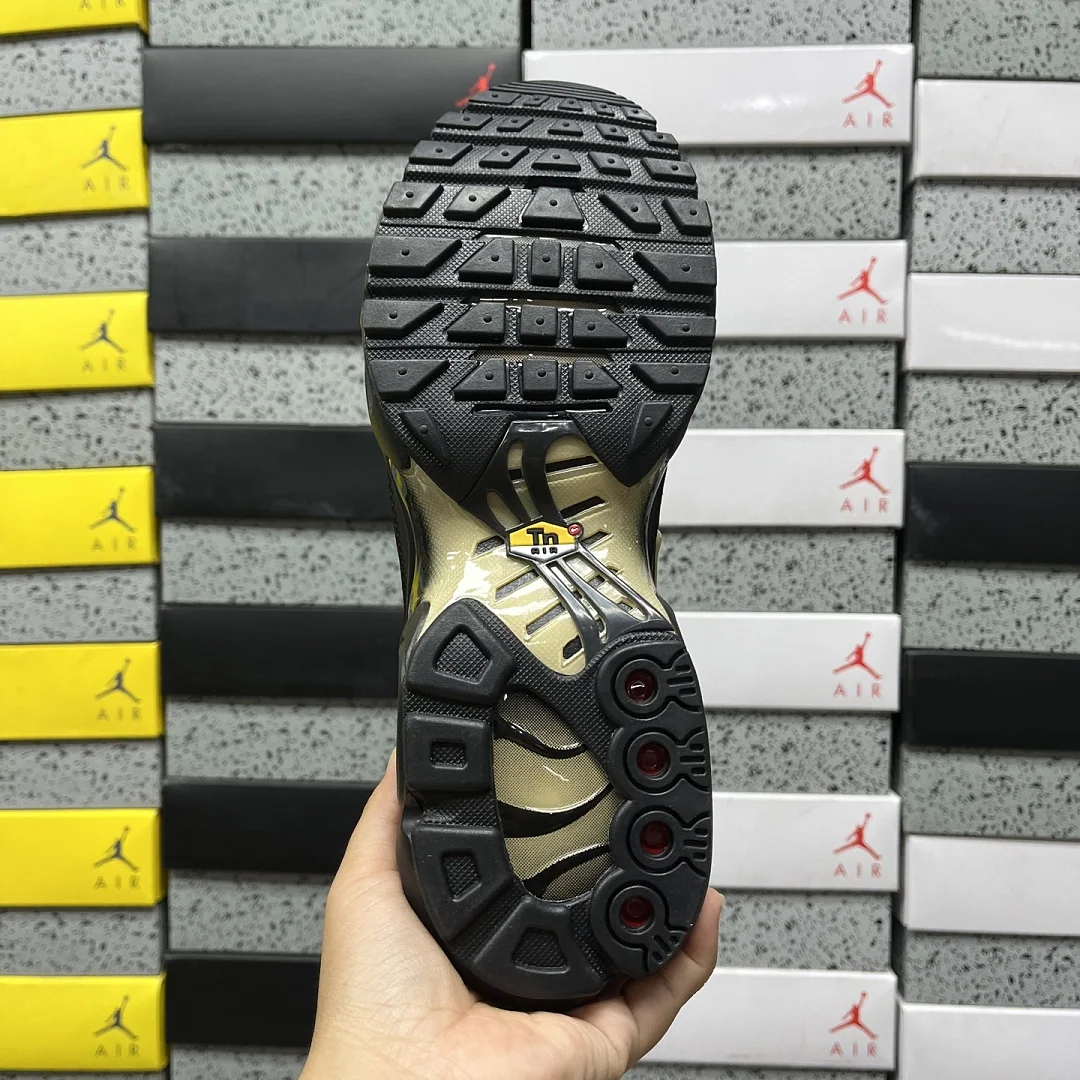 나이키 [DF] 에어 맥스 플러스 IQ0287-010 201548 Nike Air Max Plus Black Honey 상세 이미지 7
