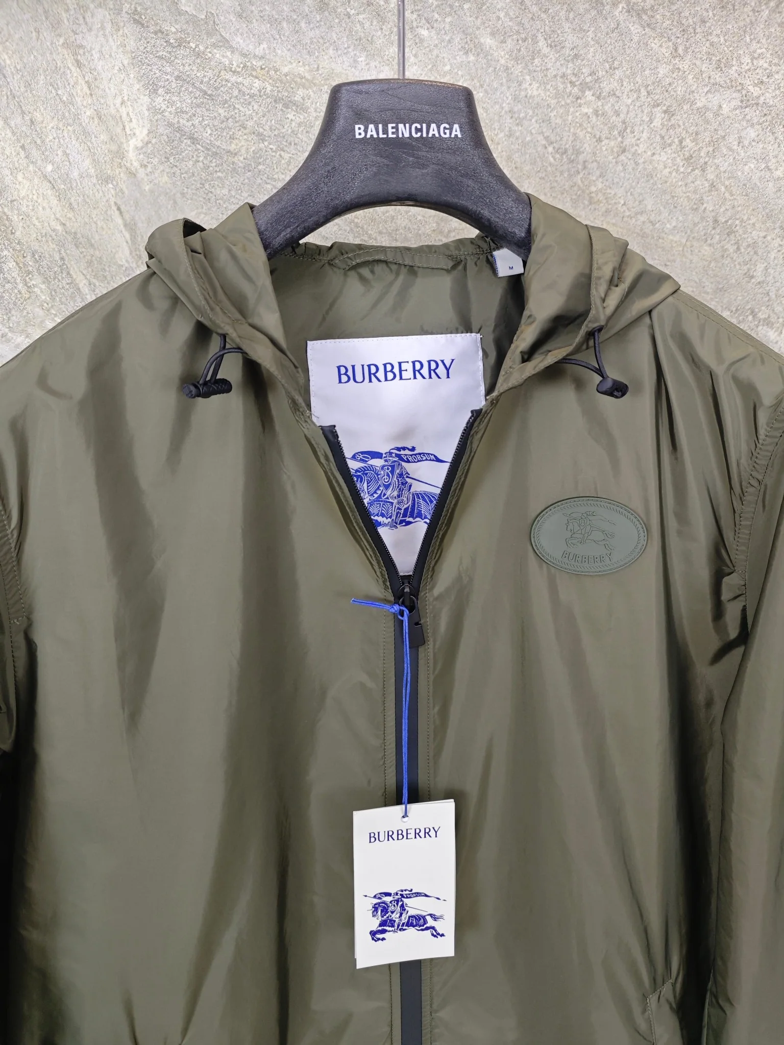 버버리 나일론 나이트 엠블럼 남성 재킷 P280 상세 이미지 3