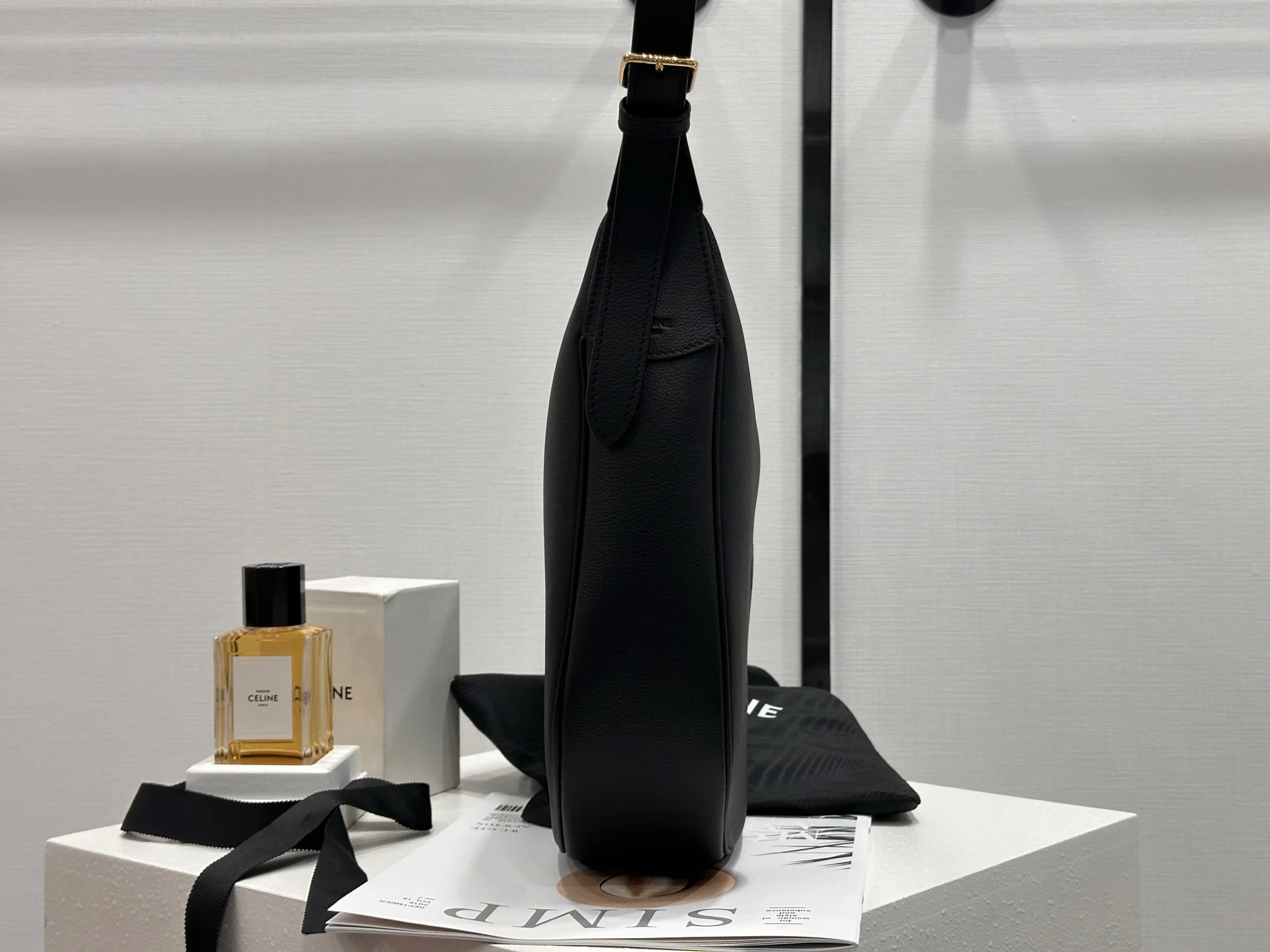 셀린느 블랙 카프스킨 지퍼 숄더백 상세 이미지 4