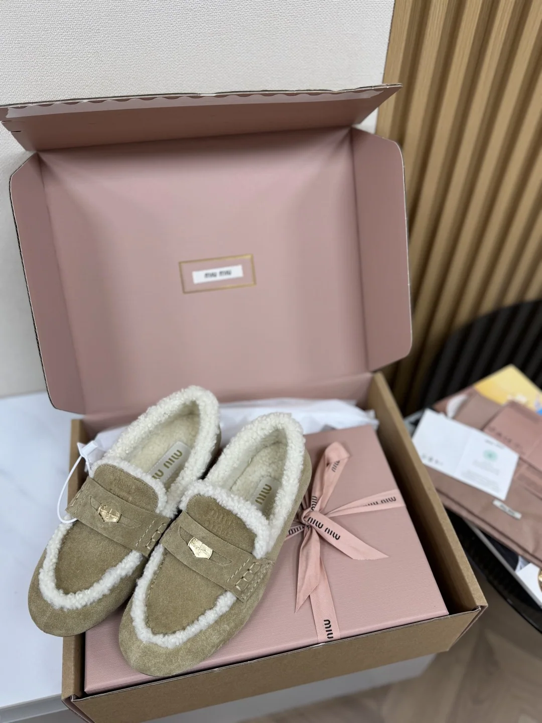 미우미우 스웨이드 퍼 로퍼 93355