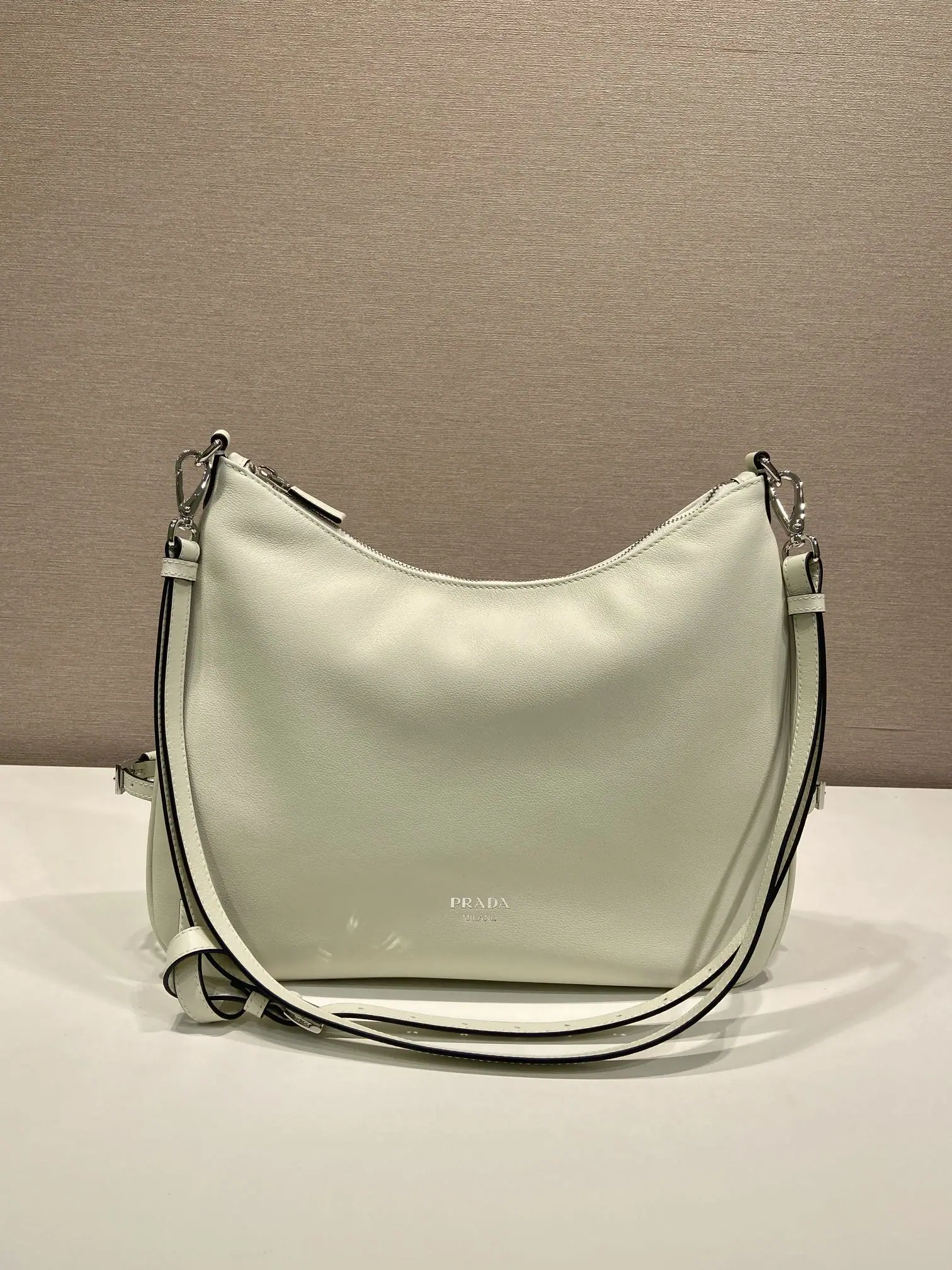 프라다 카프스킨 호보백 1BC288 67909