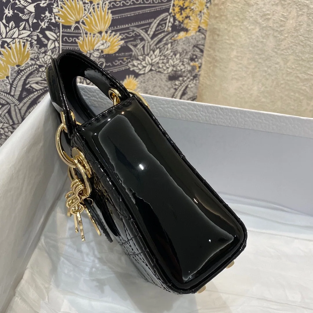 디올 마이크로 레이디 에나멜 가방 상세 이미지 4