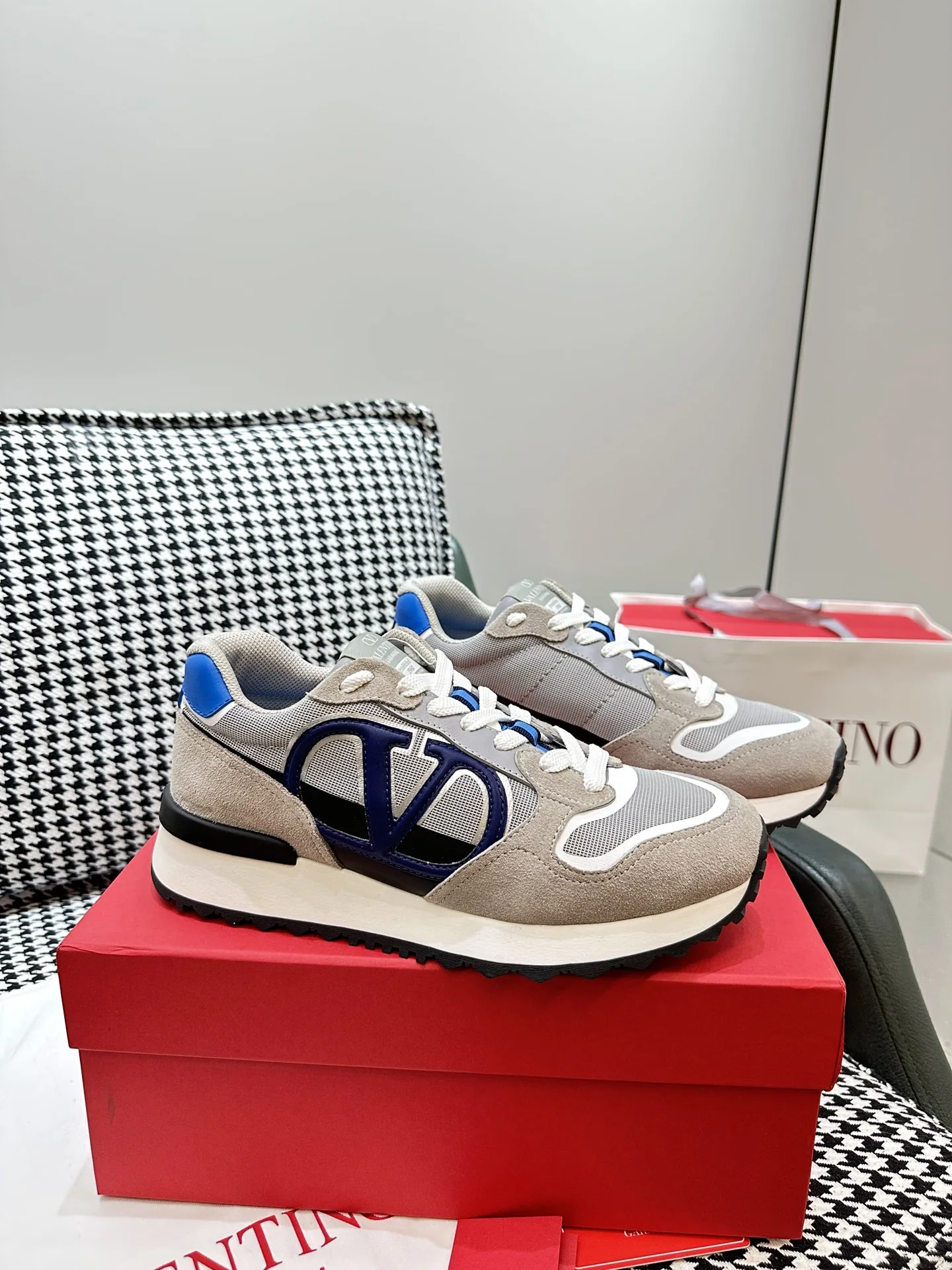 발렌티노 V 로고 캐주얼 스니커즈 상세 이미지 1