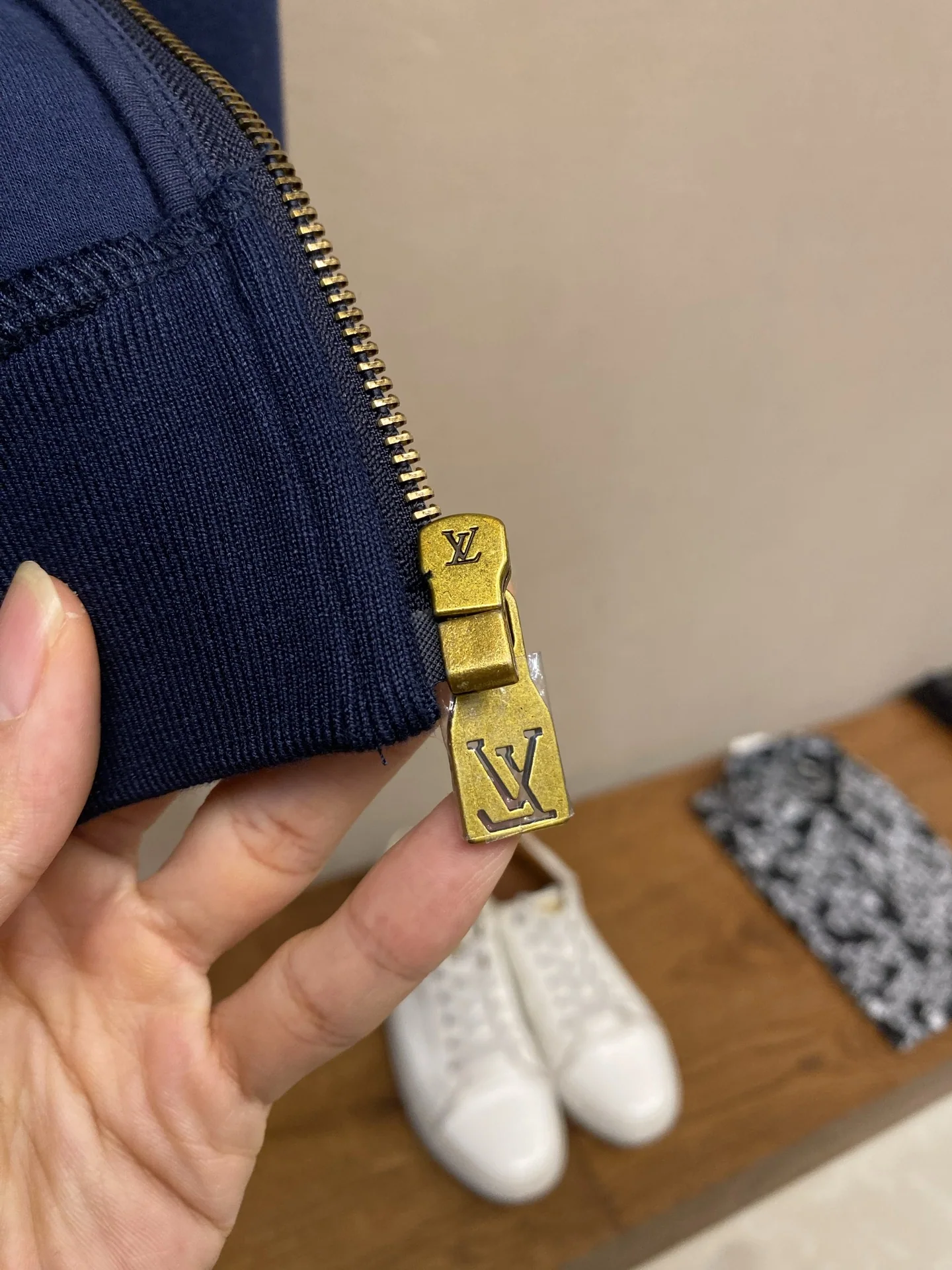 루이비통 LV 로고 지퍼업 후드 자켓 상세 이미지 8