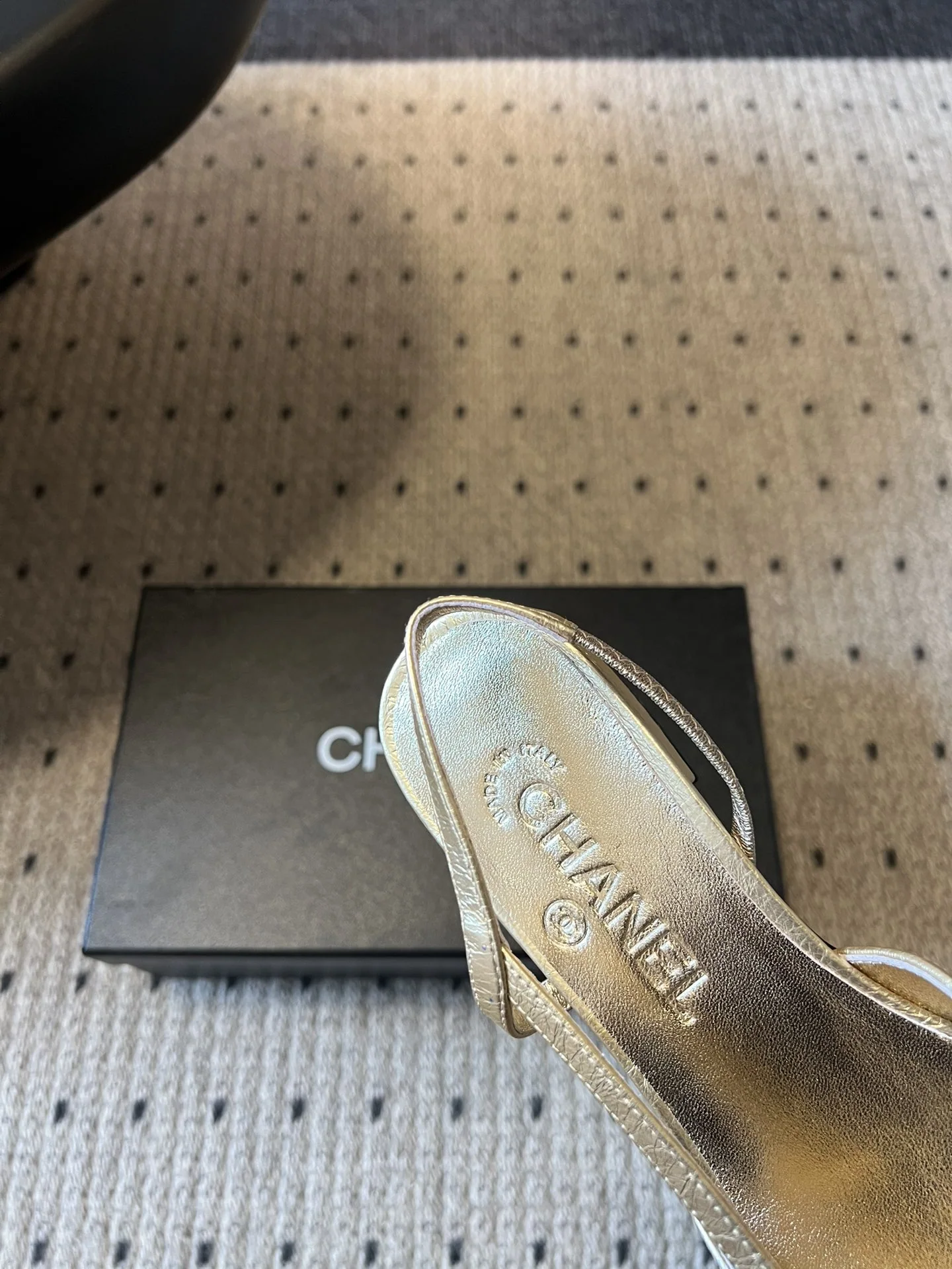 샤넬 투톤 배색 오픈백 스트랩 여성 슈즈 상세 이미지 8