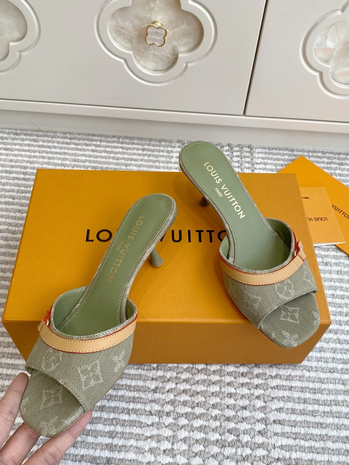 루이비통 LV 키티 힐 뮬 샌들 상세 이미지 2