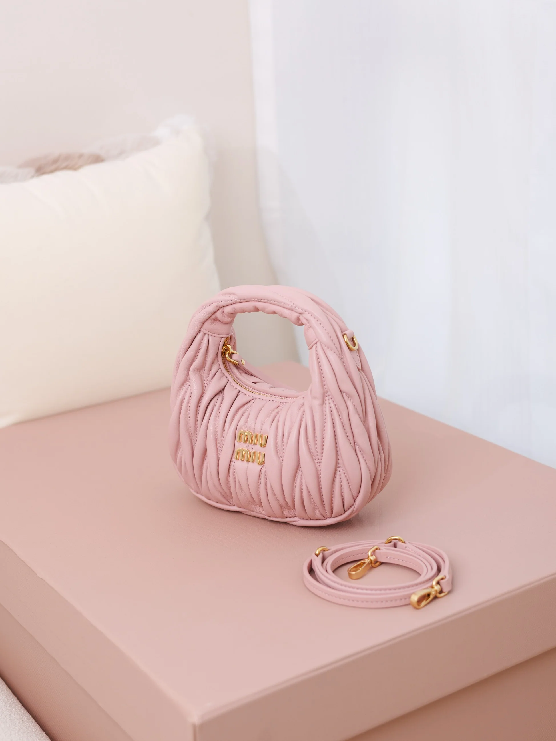 미우미우 원더 미니 램스킨 핸드백 상세 이미지 2