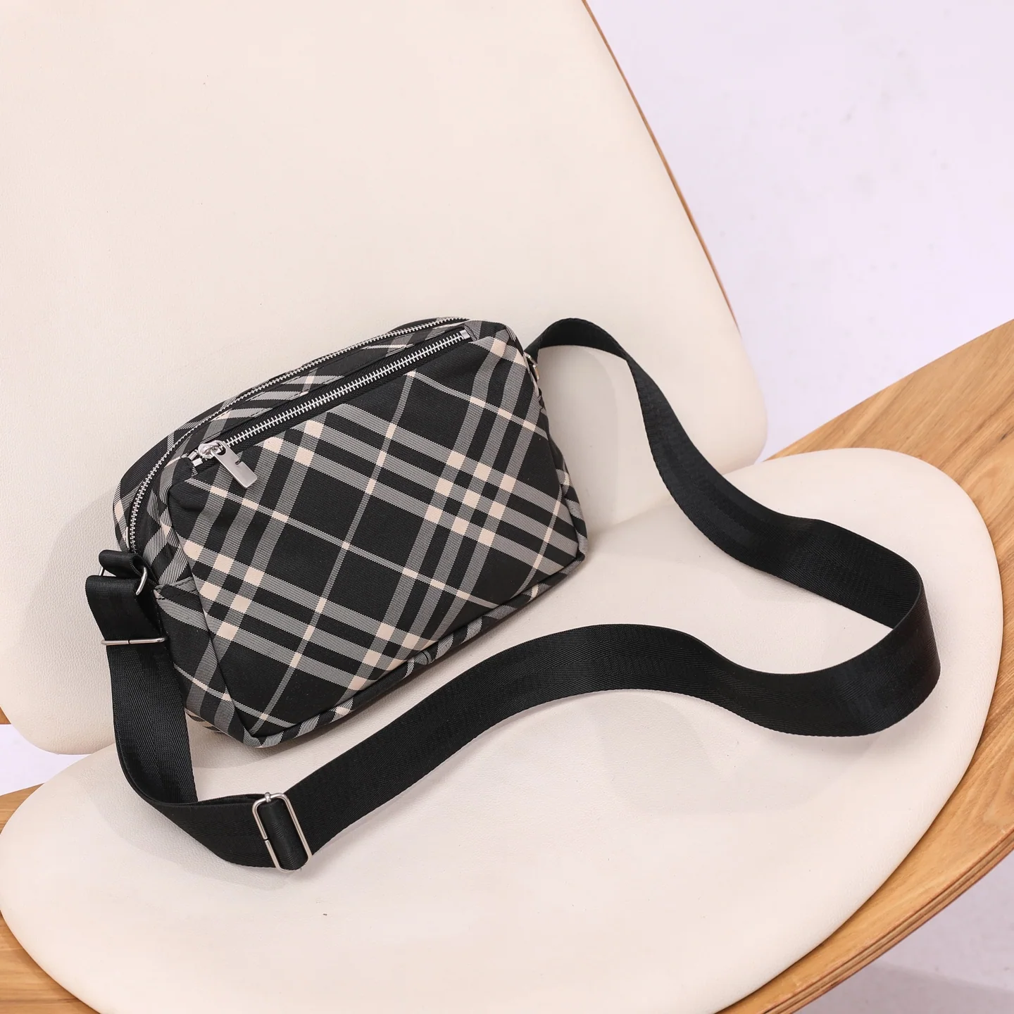 버버리 체크 패턴 카메라백 상세 이미지 2