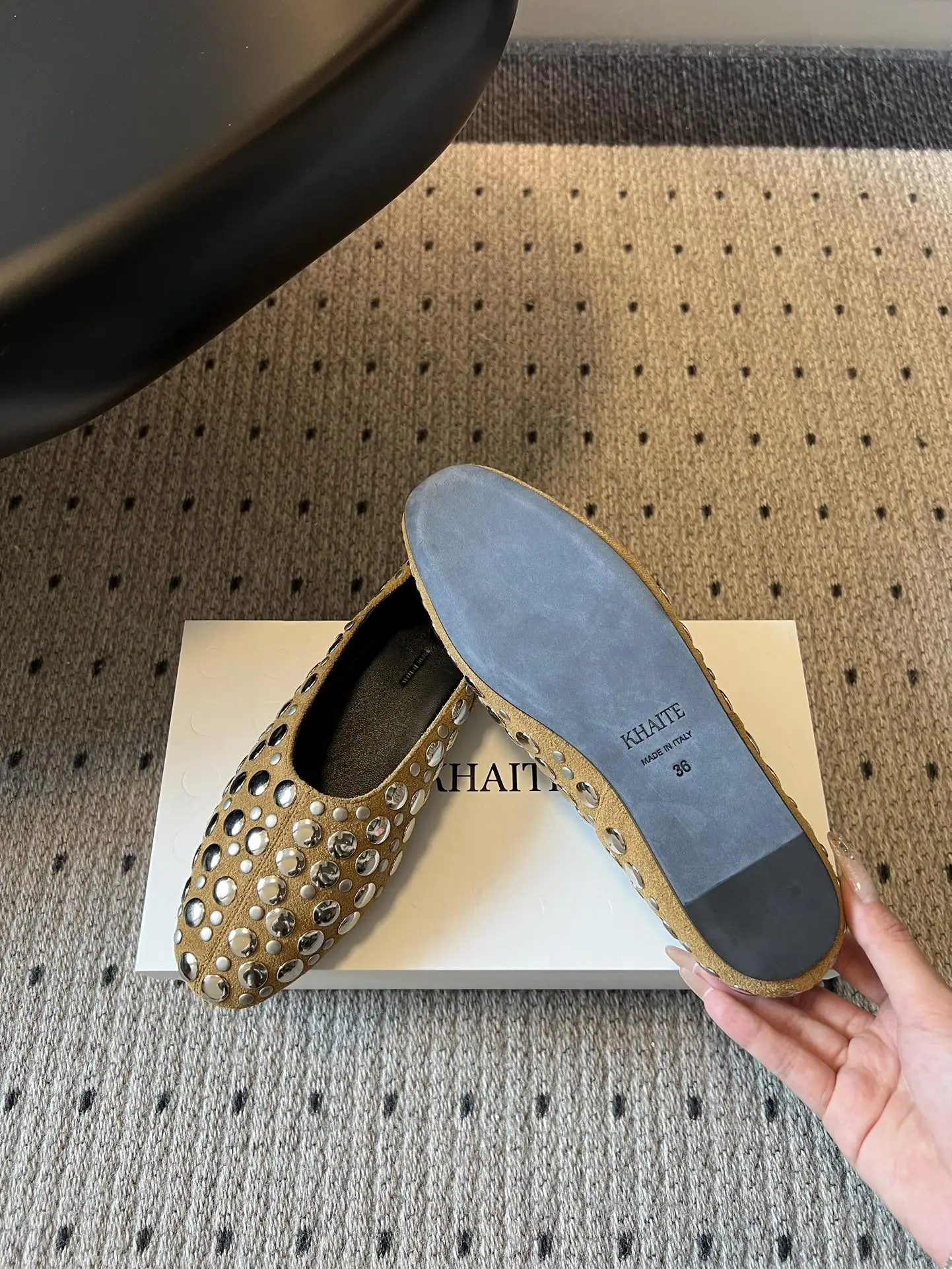 케이트 스터드 스웨이드 발레리나 슈즈 상세 이미지 3