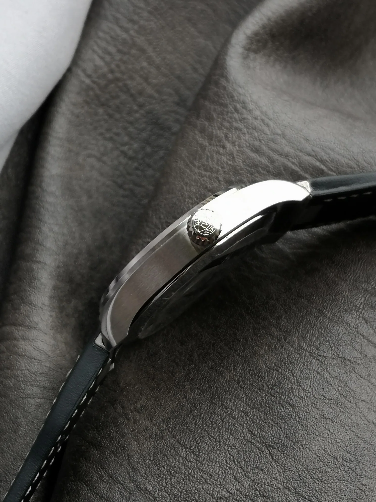 IWC 파일럿 워치 블루 다이얼 가죽 스트랩 자동 시계 IW328203 상세 이미지 8