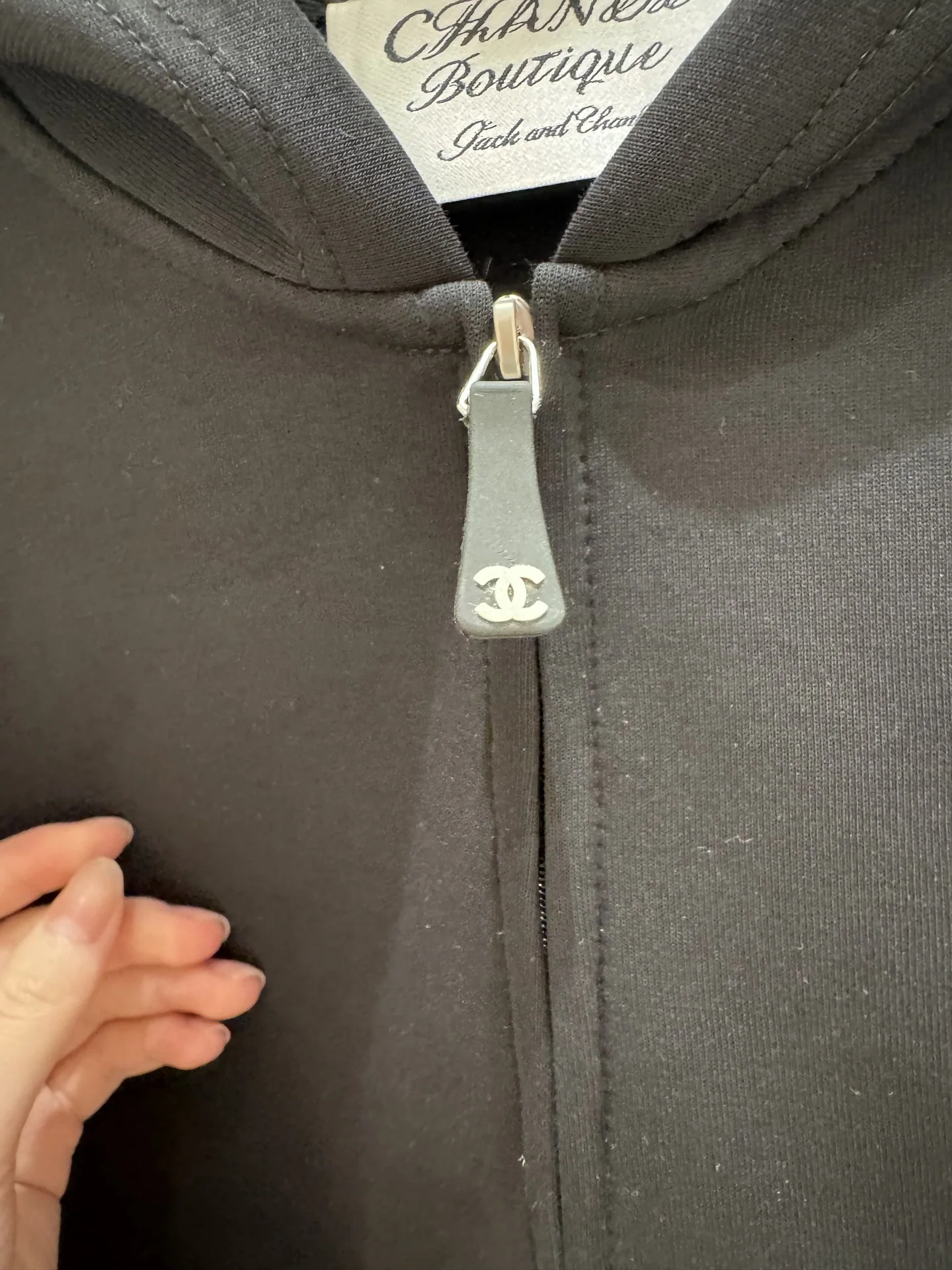 샤넬 흰색 자수 블랙 지퍼업 후디 자켓 상세 이미지 3