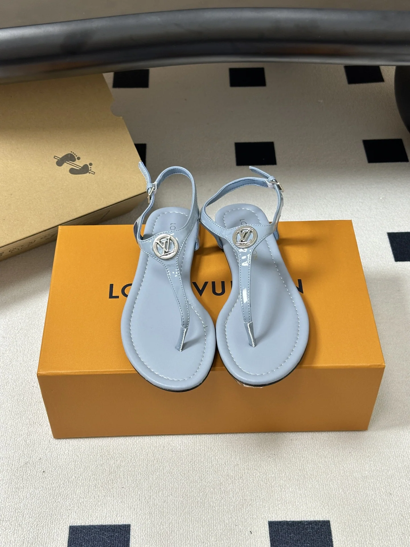루이비통 LV 바이브 메탈 버클 비치 샌들 상세 이미지 6
