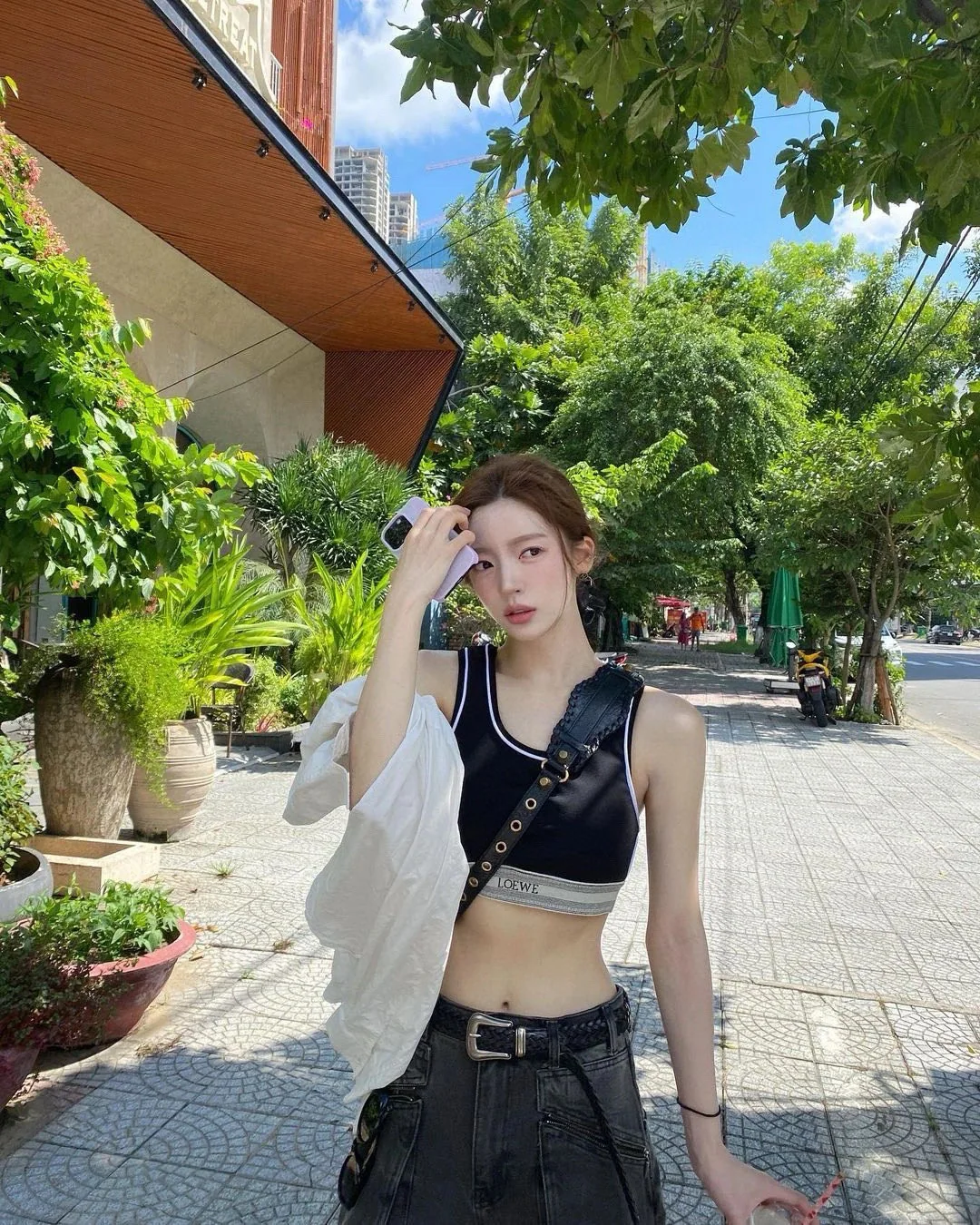 로에베 슬림핏 대비 파이핑 반팔 여성 티셔츠 상세 이미지 4