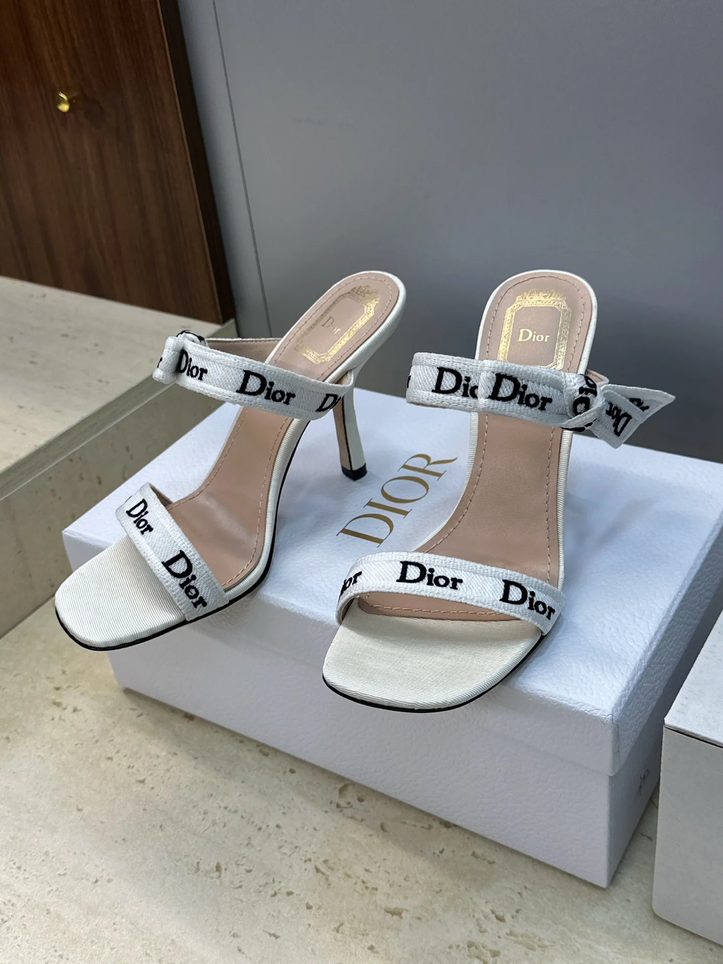 디올 J'ADIO*R 리본 3D 자수 오픈토 샌들 여성신발 상세 이미지 3