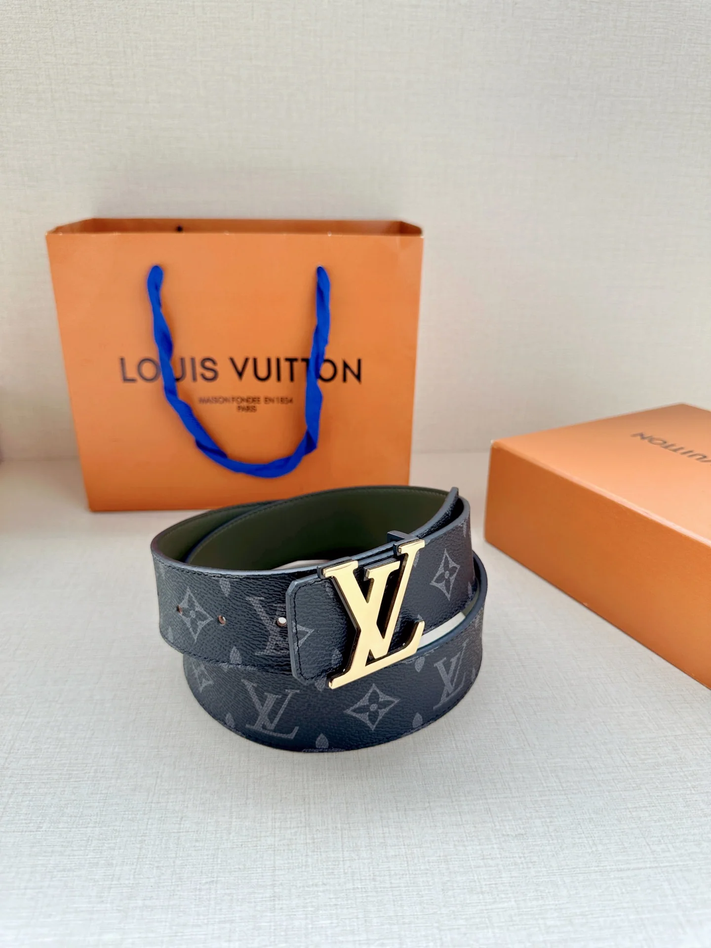 루이비통 LV 4.0 와이드 스틸 버클 리버서블 가죽 벨트 상세 이미지 5