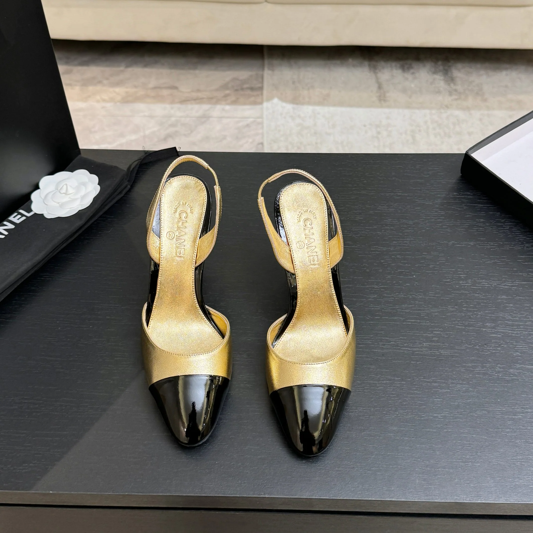 샤넬 더블 C 컷아웃 플랫 하이힐 신발 115366