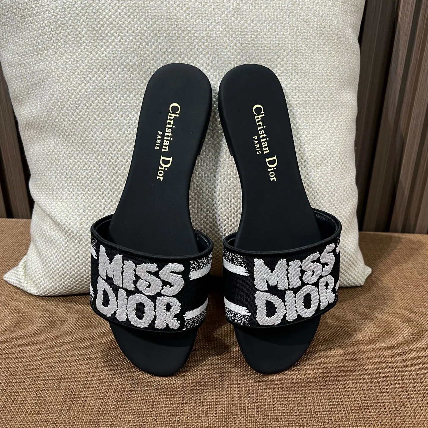 디올 자수 캔버스 샌들 상세 이미지 2